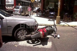 ELLITORAL_65271 |  El Litoral A la misma hora, una unidad del Cobem asistió a dos hermanas que chocaron con un auto en la esquina de Tribunales.