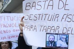 Agencia Dyn. Un grupo de unas 30 personas, detrás de un vallado, lo alentaron a su llegada, e incluso exhibieron carteles y banderas reclamando su confirmación en el cargo.