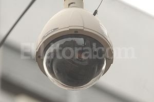 Archivo Las cámaras de tipo Domo pueden registrar con cierto grado de nitidez rostros y patentes de vehículos.