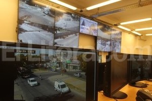 ELLITORAL_94936 |  Guillermo Di Salvatore (Archivo) La información de emergencia llega a este centro de monitoreo donde trabaja personal del 911.