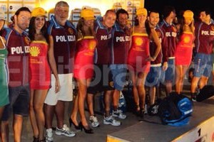 ELLITORAL_68136 | El Litoral Todos juntos. Los integrantes del equipo italiano, en el podio corondino, en la presentación del maratón de mañana. Allí también recibieron el afecto de nuestra gente, que les reconoce no sólo sus valores deportivos, sino también su amabilidad y simpatía.