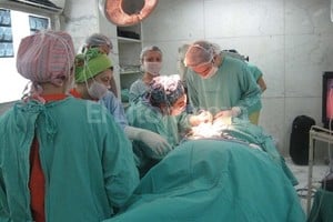 ELLITORAL_92631 |  Archivo El Litoral Intervención. Una vez que se coloca el implante en la cóclea, luego hay que esperar 30 días para  encenderlo  -para que se desinflamen los tejidos- y que el paciente comience a escuchar. Después se inicia el proceso de calibración y el tratamiento con fonoaudiólogos y psicopedagogos.