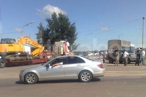 ELLITORAL_86900 |  Eloy Rodríguez. Con entrega de volantes y cortes totales cada 40 minutos, más de cien productores se movilizaron hoy hacia la Ruta Provincial Nº 2, y su intersección con la Nacional Nº 95, en protesta por la falta de agua para consumo humano y para la producción, tras el desvío ilegal del río Salado en Santiago del Estero. El ministro Antonio Ciancio se reunirá en las instalaciones de la Cooperativa de Agua Potable con funcionarios políticos, entidades gremiales y representantes de instituciones de Tostado.