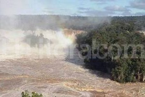 Agencia Dyn. Imponente. El volumen máximo de la crecida pasó ayer por las Cataratas del Iguazú. Las autoridades del parque cerraron el acceso a la Garganta del Diablo.