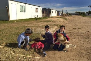 Pablo Aguirre. 29 de abril III, ayer y hoy. Los módulos habitacionales construidos por la Cruz Roja Alemana se inauguraron en 2004. Zulma Gómez, una de las damnificadas por el desborde del Salado, habita en uno de ellos desde entonces.