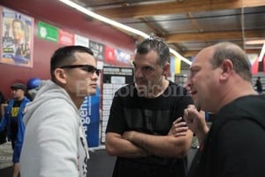 Gentileza F8Studio Las Vegas En exclusivo. El Litoral con Maidana. La imagen refleja el momento en que Marcos René Maidana ingresa al Robert García Boxing de Oxnard y lo reciben Darío Pignata, periodista de esta casa, junto a Carlos Fertonani, responsable de Santa Fe Producciones.