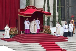 ELLITORAL_93424 |  Agencia EFE En una emotiva ceremonia, el papa Francisco proclamó hoy la santidad de Juan XXIII y Juan Pablo II ante Benedicto XVI