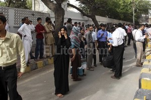 ELLITORAL_71640 |  EFE En Karachi (Pakistán) fallecieron cuatro personas a consecuencia del terremoto que se originó cercano a la frontera con Irán.