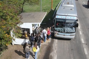 Guillermo Di Salvatore (Archivo) Esta imagen ya es difícil de conseguir. Los micros pasan de largo en la parada de Ciudad Universitaria cuando viajan llenos.