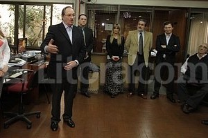 Guillermo Di Salvatore Una escena tradicional: un alto en la cotidianidad para recordar una historia de trabajo en común.