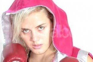 ELLITORAL_86704 |  agencia Télam. La Bonita  Bermúdez  definió el pleito en el octavo capítulo cuando tras descargar una andanada golpes sacados desde todos los ángulos, desde el rincón de Lecca con buen criterio tiraron la toalla y el árbitro local Cesáreo Morales detuvo las acciones.