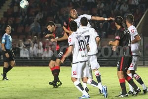 ELLITORAL_74052 | Pablo Aguirre. Emanuel Gigliotti buscando ganar de arriba ante Quilmes. Luego de una salida que fue polémica, el goleador vuelve a la titularidad mañana ante All Boys en el Brigadier López.