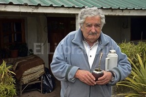 Archivo El Litoral Mujica es famoso por su sencillez (aquí, en su chacra), y por decir cosas como éstas.