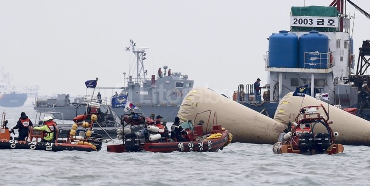 Ya son más de cien los fallecidos por el naufragio en Corea del Sur