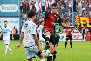 ELLITORAL_64382 | M&G Fotografías El zaguero uruguayo Gerardo Alcoba estará en el lugar del suspendido Maximiliano Pellegrino (acumuló cinco tarjetas amarillas en el clásico).