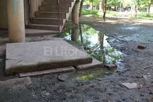 ELLITORAL_62739 |  Guillermo Di Salvatore Mucho barro. Esta mañana, el agua había bajado, pero aún quedaban charcos. Los vecinos insisten en que se trata de un problema de siempre.