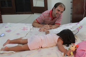 ELLITORAL_66465 |  Luis Cetraro Minutos antes. En la casa de los Serra, Ezequiel juega con la pequeña hasta que llegó la policía.