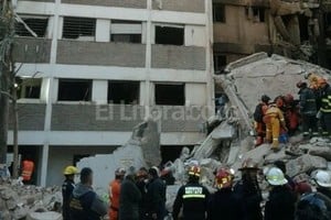 ELLITORAL_77763 |  El Litoral El trabajo de los rescatistas es constante desde el inicio del siniestro. La esperanza de encontrar sobrevivientes persiste.