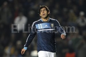ELLITORAL_89137 |  Flavio Raina (Archivo) El último partido de Tevez fue en nuestra ciudad. En el estadio de Colón, por la Copa América, cuando la selección fue eliminada por Uruguay. Carlitos erró un penal.