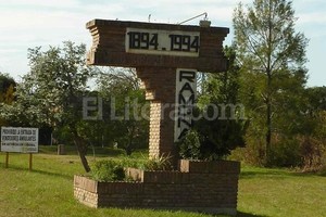 Archivo El Litoral La entrada de la localidad, en la cual la construcción de un centro de salud reunió a penaleros para juntar fondos e intentar avanzar con la obra.