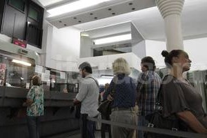 ELLITORAL_88036 |  Pablo Aguirre Casas de cambio. Recibieron muchas consultas desde su apertura. Para Virginia Ruscitti, de Tourfe,  la gente está muy ansiosa, muy interesada en ver cuánto la autorizan a comprar .