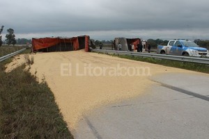 El Litoral El tránsito por circunvalación al sur de Recreo estuvo interrumpido durante varias horas mientras se removía al camión y su carga.