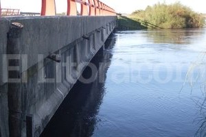 Corresponsalía Coronda A pocos centímetros de la carpeta asfáltica. Autoridades corondinas manifestaron la necesidad de un plan de obras complementarias