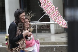 ELLITORAL_88616 |  Mauricio Garín Chau paraguas. La lluvia es acompañada por fuertes ráfagas de viento.