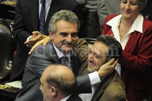 Ferrnando Sturla / Télam Los diputados del FPV Andres Larroque y Agustín Rossi, a los abrazos tras la aprobación del proyecto que habilita el voto optativo para los jóvenes de entre 16 y 18 años.