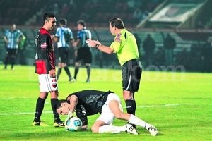 ELLITORAL_77689 |  Pablo Aguirre Saja en el piso con la pelota, Pompei explica y Leguizamón escucha. El ex Independiente volverá a arrancar como titular mañana en La Paternal.