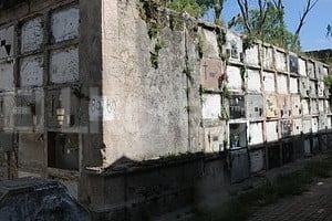 ELLITORAL_88769 |  Flavio Raina Deterioro. Unas de las tristes postales del Cementerio Municipal. Muchas secciones de nichos están en mal estado.