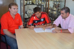 ELLITORAL_87508 |  Gentileza Prensa C.A. Colón. El momento esperado: la firma de Lucas Mugni, de Colón al Flamengo, con un contrato por cuatro años.