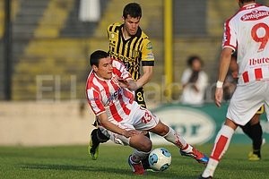 El Litoral Uno entra: ¿el otro sale? El chico Mauricio Martínez (el 13 en el pantaloncito) va al piso en La Fragata frente a Almirante Brown. A su lado, de espaldas, Rodrigo Salinas (camiseta 9), que viene con varias fechas nuevamente sin poder gritar un gol con la camiseta de Unión y podría ser reemplazado en el juego del viernes por Magnín o Jara.