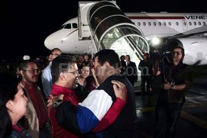 EFE Hugo Chávez se despide de sus colaboradores en la madrugada caraqueña, antes de partir hacia La Habana donde será sometido a una nueva intervención en procura de frenar un proceso canceroso que avanza.