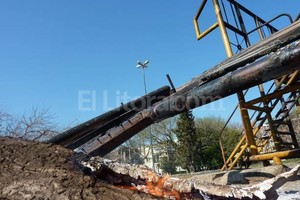 ELLITORAL_80160 |  Danilo Chiapello Indignados, los vecinos quemaron el juego. Esta mañana la llama seguía encendida.