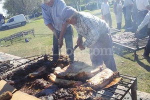 Agencia Santo Tomé En plena faena. Los asadores deben tener a punto la carne y unos 300 kilogramos de chorizos. La fiesta se hace en un predio cercano a la zona de la Curva de Fraga.