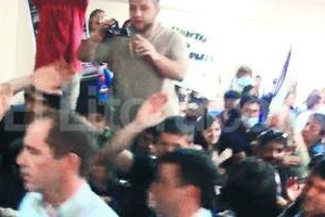 Captura digital El Litoral Un momento álgido del episodio de ayer. Los empleados de Monsanto se retiran asediados e insultados por los manifestantes.