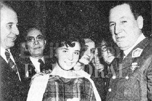 El general y Nelly Rivas rodeados de funcionarios.