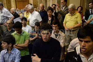 ELLITORAL_83418 | DyN Como poseídos. Así se mostraron los manifestantes en la Catedral porteña.