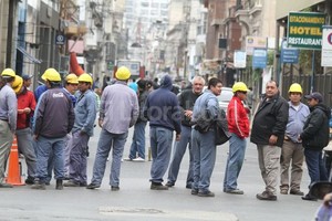 ELLITORAL_73493 | Guillermo Di Salvatore En 25 de Mayo y Crespo, un grupo de trabajadores procedieron a interrumpir la circulación vehicular.