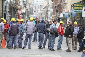 ELLITORAL_73493 |  Guillermo Di Salvatore En 25 de Mayo y Crespo, un grupo de trabajadores procedieron a interrumpir la circulación vehicular.
