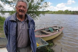 ELLITORAL_63902 |  José Vittori Pasión y medio de vida. El Negro Viera pesca desde los 8 años, cuando aprendió la técnica al lado de su papá. Hoy, la actividad es lo que le garantiza el pan de todos los días.