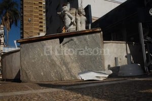 ELLITORAL_75552 | Flavio Raina Así apareció este domingo la tradicional fuente de la Peatonal santafesina.