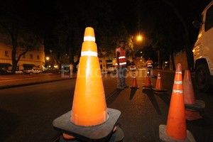 ELLITORAL_87516 |  Manuel Fabatía Manos a la obra. El 18 de diciembre comenzó la demarcación del carril único. Fue de noche, cuando la circulación vehicular merma notablemente.