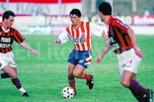 Mauricio Garín. Hora de desquite. Después del impresionante peloteo contra Talleres, donde increíblemente la bocha no entró, Facundo Sava tiene la posibilidad de sacarse la sangre del ojo este domingo a las 16 frente a Douglas Haig de Pergamino, otra vez de local y ante su gente, en el impecable césped del 15 de Abril.