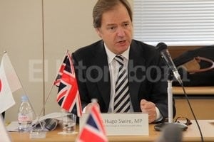 Archivo Swire rechazó además que la presencia de Londres en el archipiélago se deba al petróleo y su cercanía con la Antártida, y ratificó que el Reino Unido no duda acerca de su soberanía sobre las islas y el espacio marítimo que las circunda, ni sobre el derecho de los isleños a decidir su propio futuro .