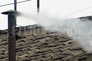 EFE (Archivo) Humo blanco. Esa es la señal que se espera ver emanada desde la chimenea de la Capílla Sixtina, donde se celebra el cónclave de cardenales que elegirán al nuevo Papa.