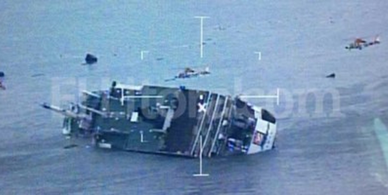 300 desaparecidos al naufragar un crucero coreano