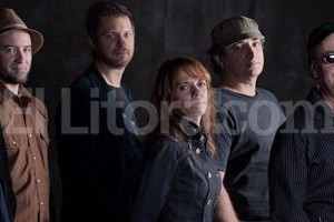 Gentileza Producción Gustavo Jove, Alejandro Gómez, Sebastián Schachtel, Gabriela Martínez, Tomás Sussmann y Germán Daffunchio, la formación actual de un cuarto de siglo de canciones