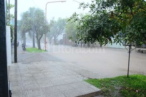 ELLITORAL_116365 | Gentileza Agustina de la Fuente Esperanza. Unas 10 cuadrillas municipales realizaban tareas en el sur de la ciudad, dado que es el sector más sensible a las inundaciones, aunque el resto también presentaba serios inconvenientes.
